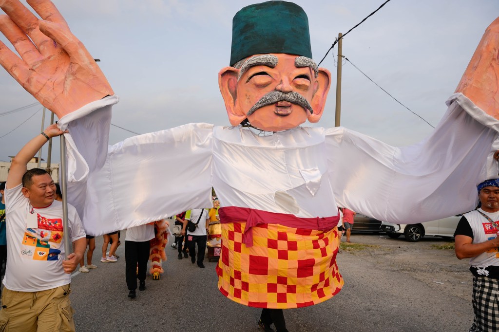雪州新村节“大偶艺术踩街”上的“拿督公”大偶灵活灵现，成为亮点之一。