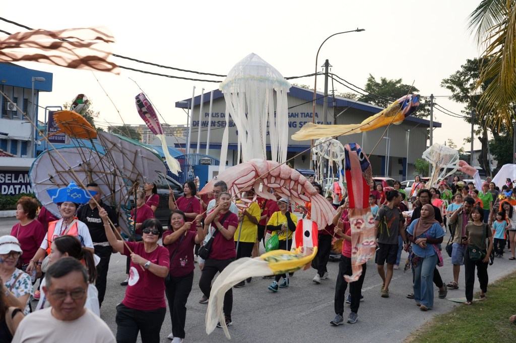 雪州新村节“大偶艺术踩街”上海陆丰收主题，各式各样生物的大偶造型，随风飘扬。