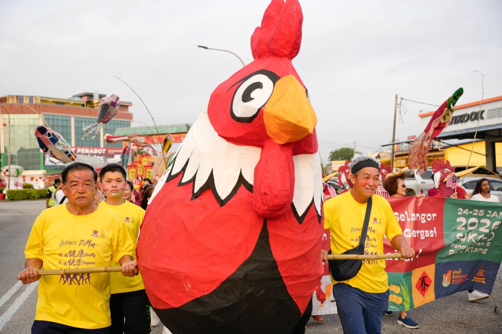 雪州新村节“大偶艺术踩街”上的公鸡造型，是不是很像以前爷爷奶奶家的“鸡碗公”呢？